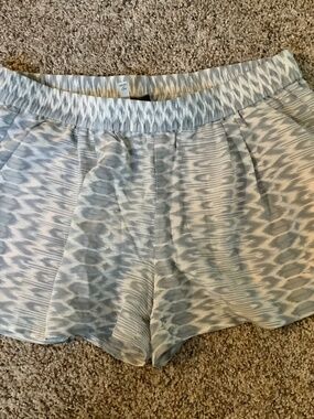 Jolie silk grey and white shorts